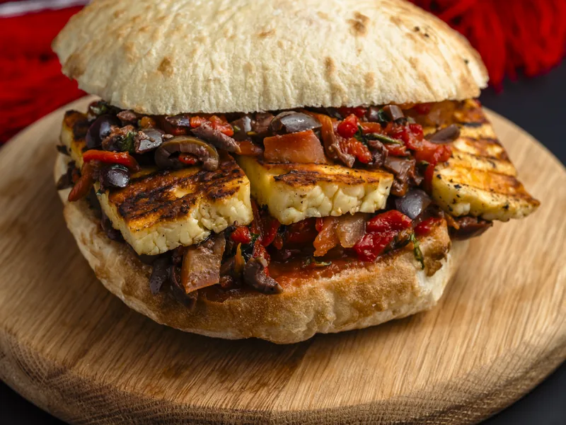 Cheesy One — brânză rumenită la grătar în lipie, la Trafika