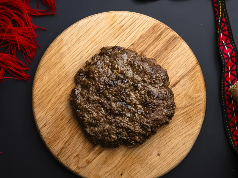 Plescaviță Classic la farfurie din carne de vită, la Trafika