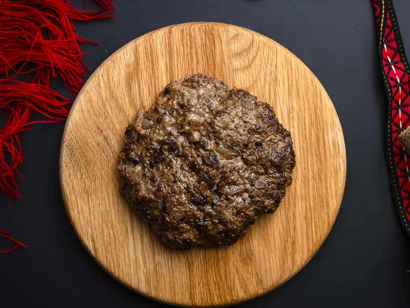 Plescaviță Trafika la farfurie cu parmezan și pancetta